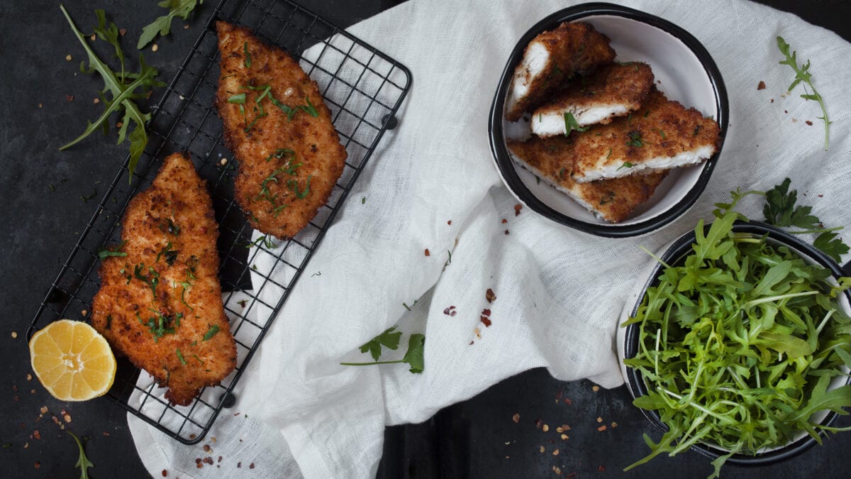 Paneret fisk med citron, salat og oliven tapenade