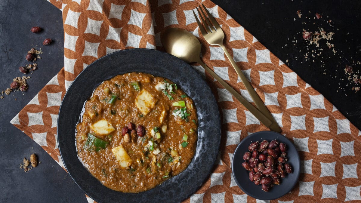 Cremet tikki masala toppet med feta og peanuts