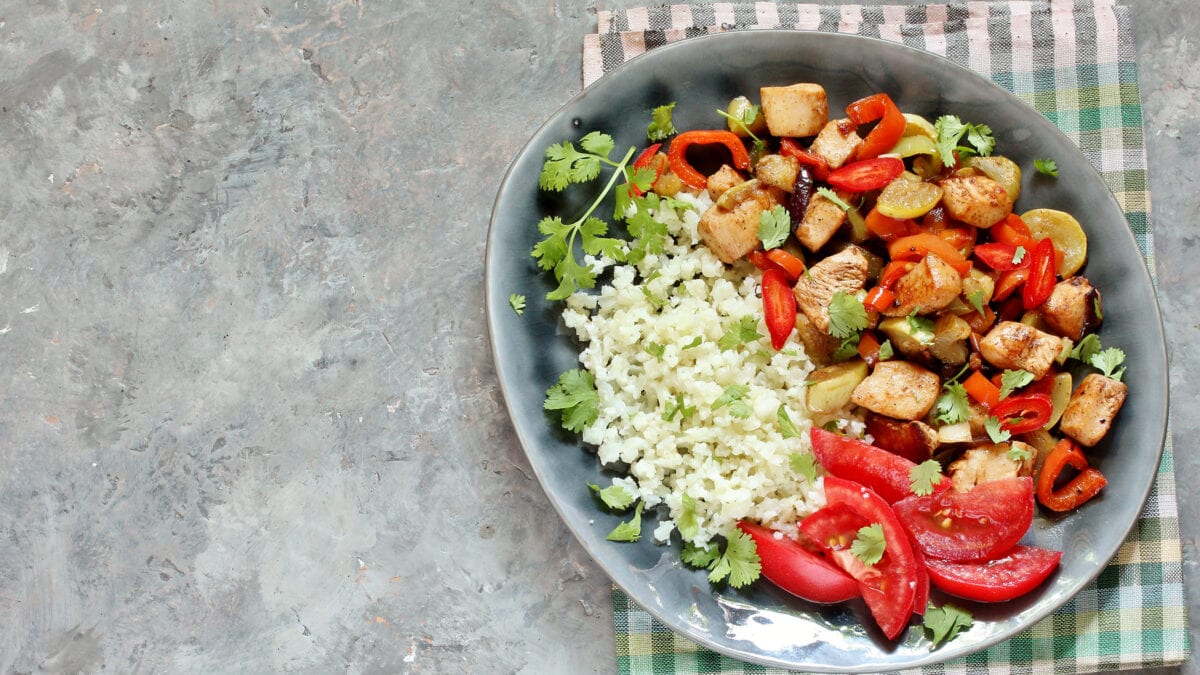 Grillet ratatouille og kylling med blomkålsris