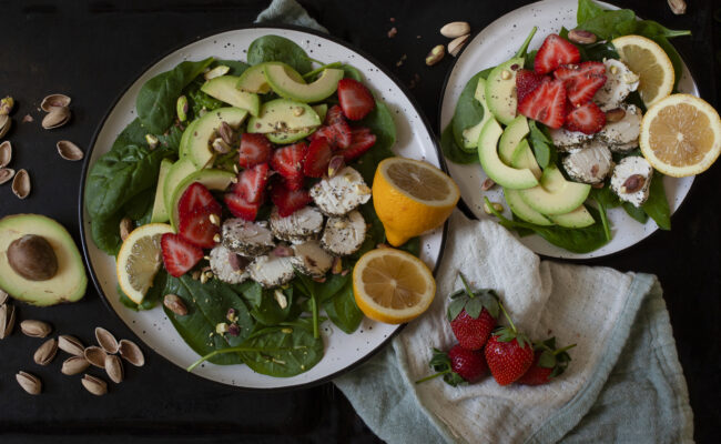 ketoliv Let og sommerlig salat med jordbær og gedeost overview