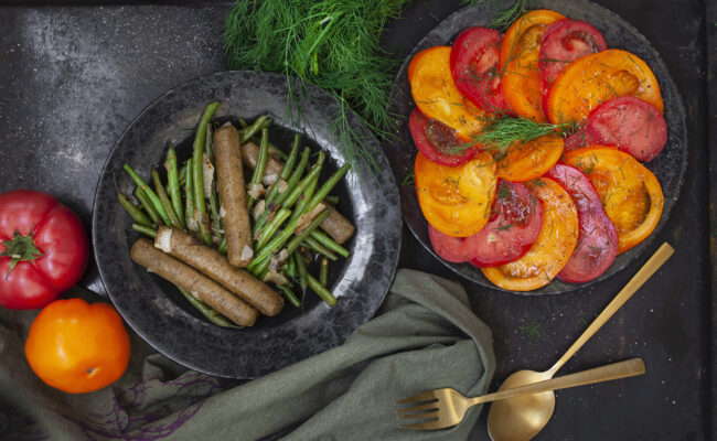 ketoliv-oksepølser-bønner-og-frisk-tomatsalat-overview