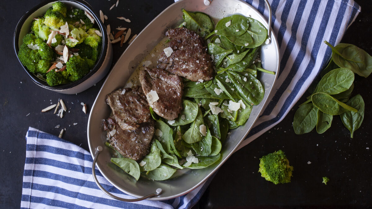 Oksefilet marineret i citron og hvidløg med broccolibuketter