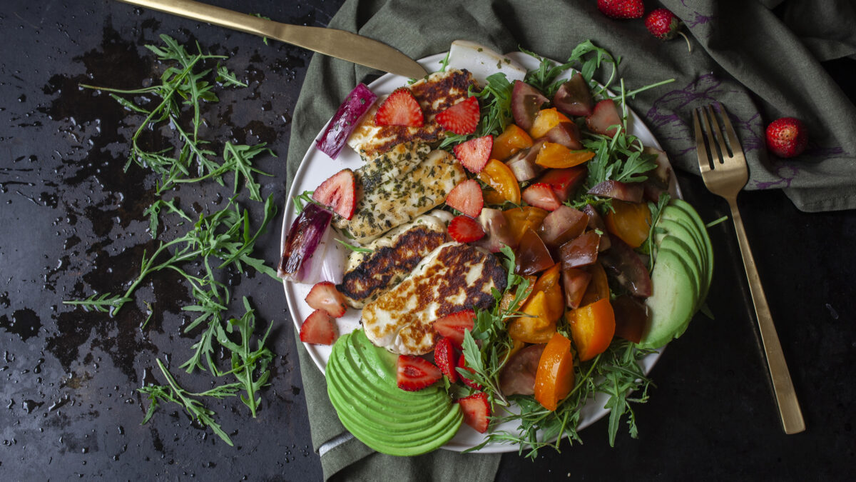 Grov og let halloumi og jordbær salat med en krydret dressing