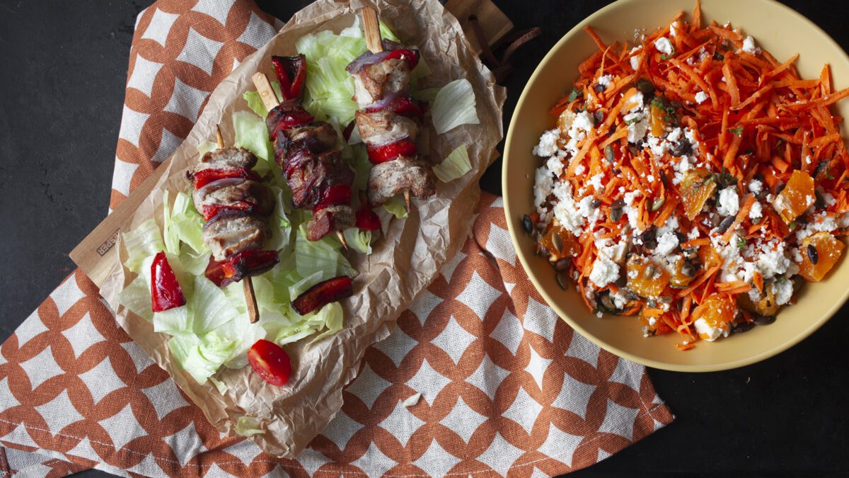 Svinemødbrad på spyd med gulerod- og fetasalat