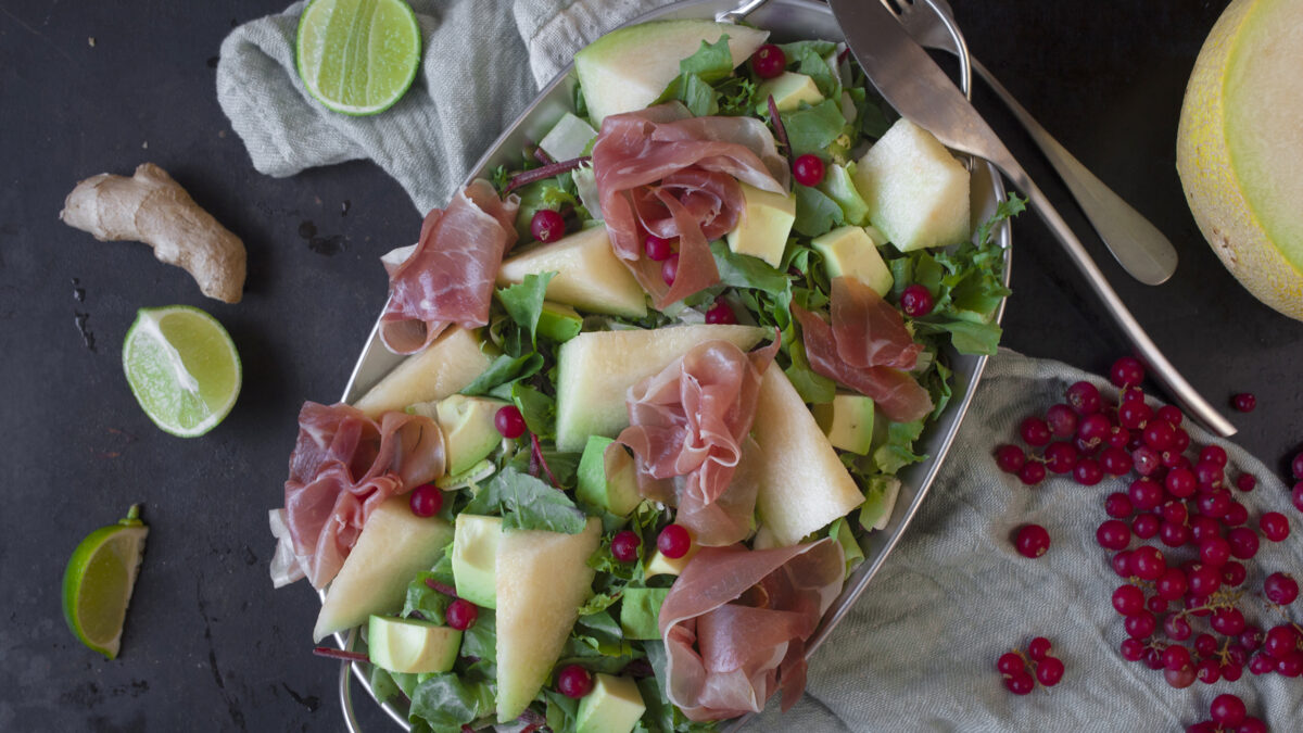 Prosciutto salat med melon til et stykke kyllingebryst