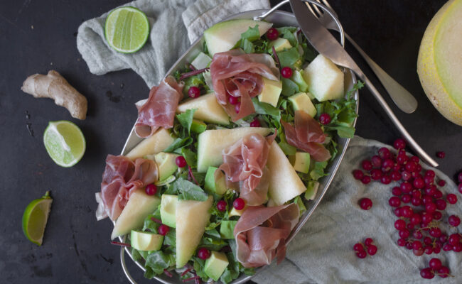 ketoliv prosciutto salat med melon med stegt kyllingebryst overview